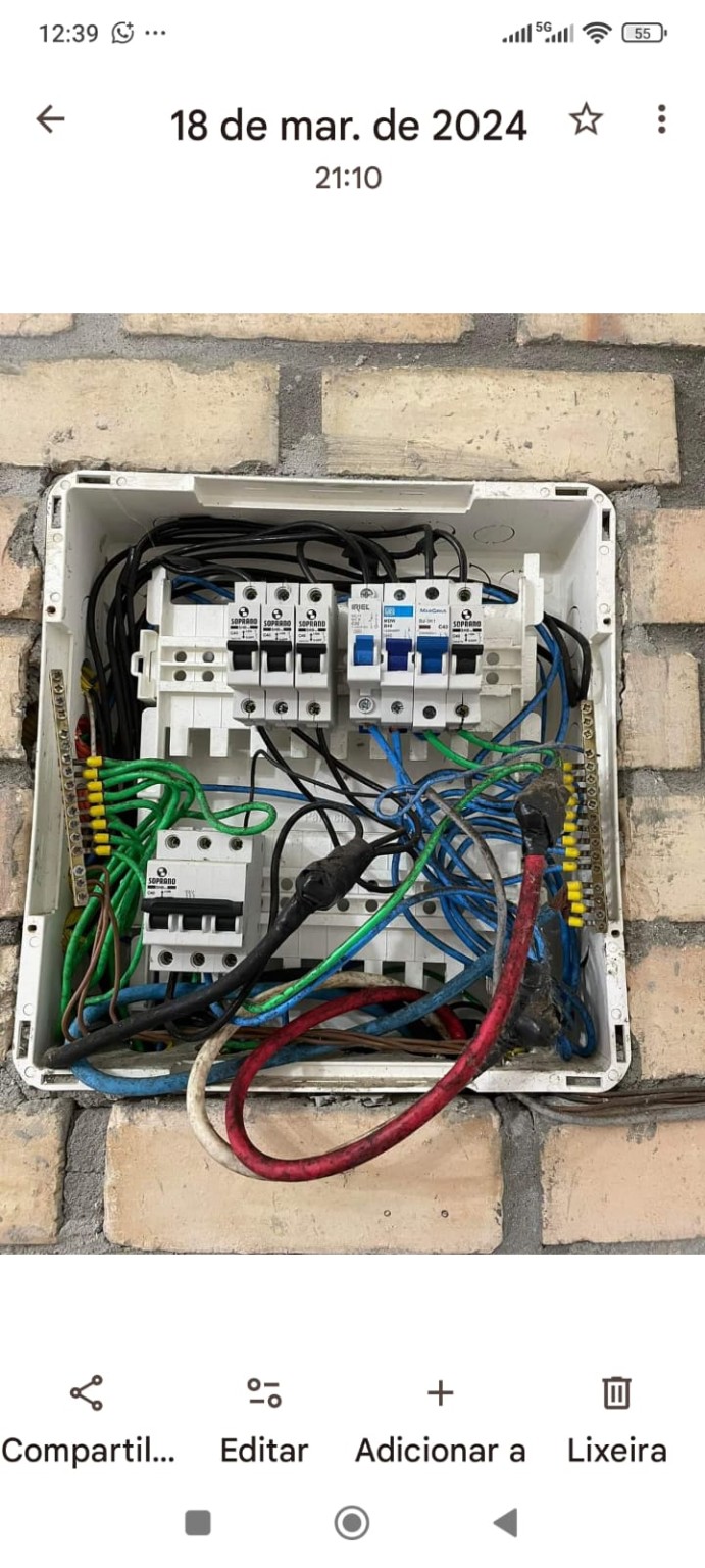 Quadro elétrico antes do serviço