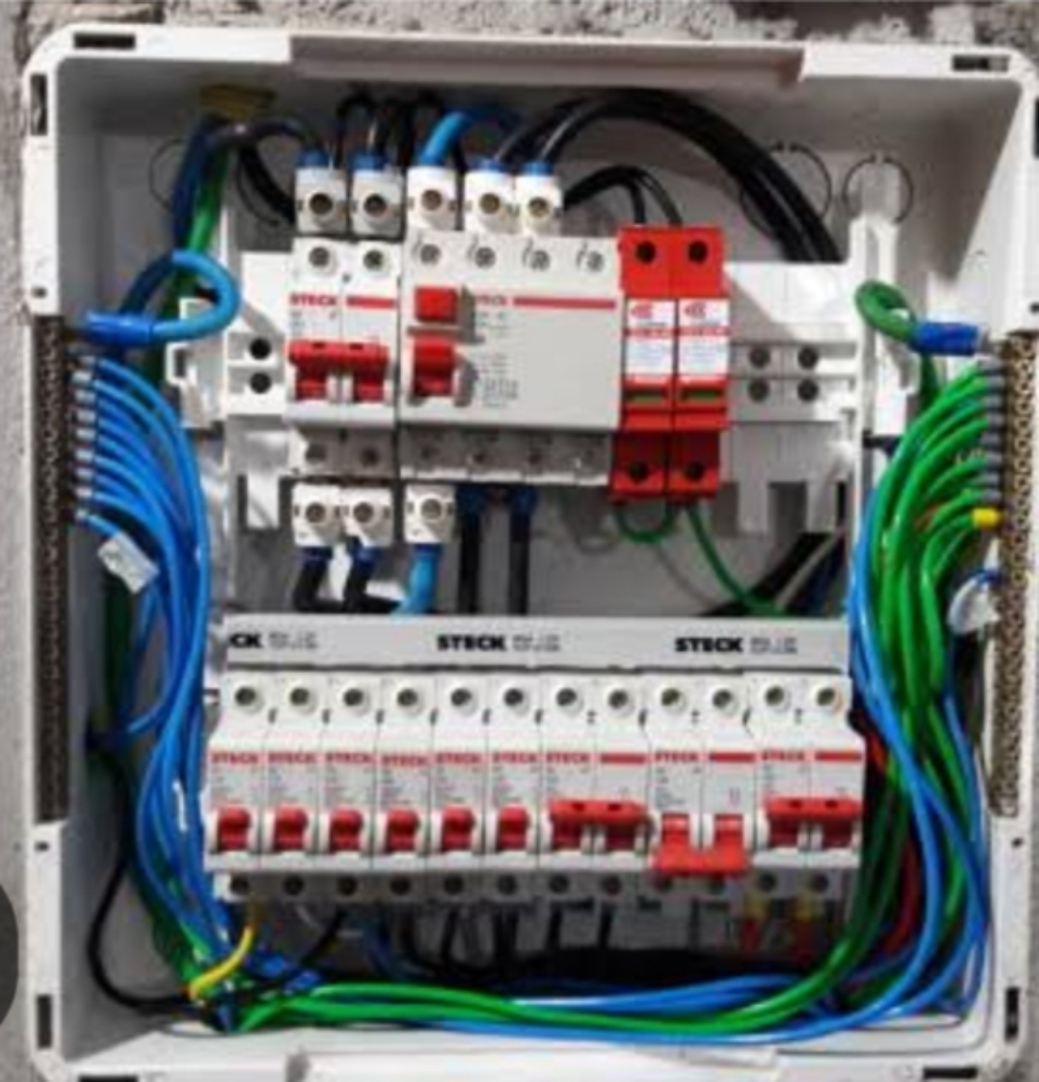 Quadro elétrico depois do serviço