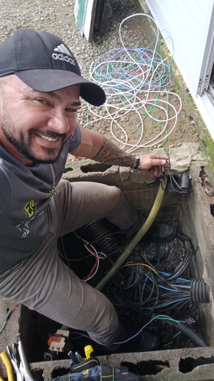 Serviço elétrico em andamento
